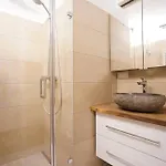 Authentic Austrian Flat In The South Of Vienna 아파트 뫼들링