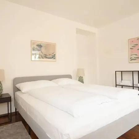 Authentic Austrian Flat In The South Of Vienna 아파트 뫼들링