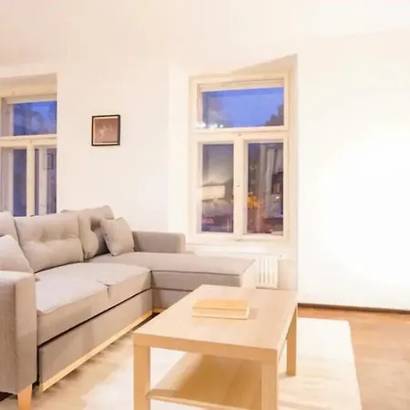 Authentic Austrian Flat In The South Of Vienna 아파트 뫼들링
